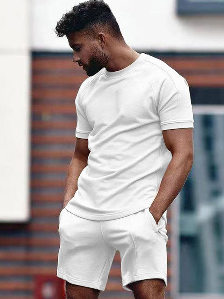 Complete heren casual zomerset: ademend T-shirt en lichte shorts voor een comfortabele en modieuze look.