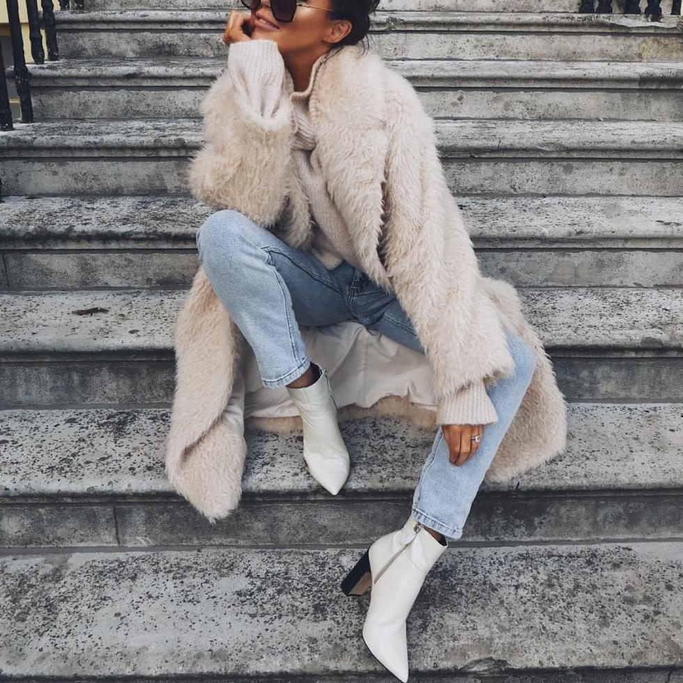 Trendy witte lange teddy bontjas voor dames, perfect voor een elegante en warme winteroutfit.