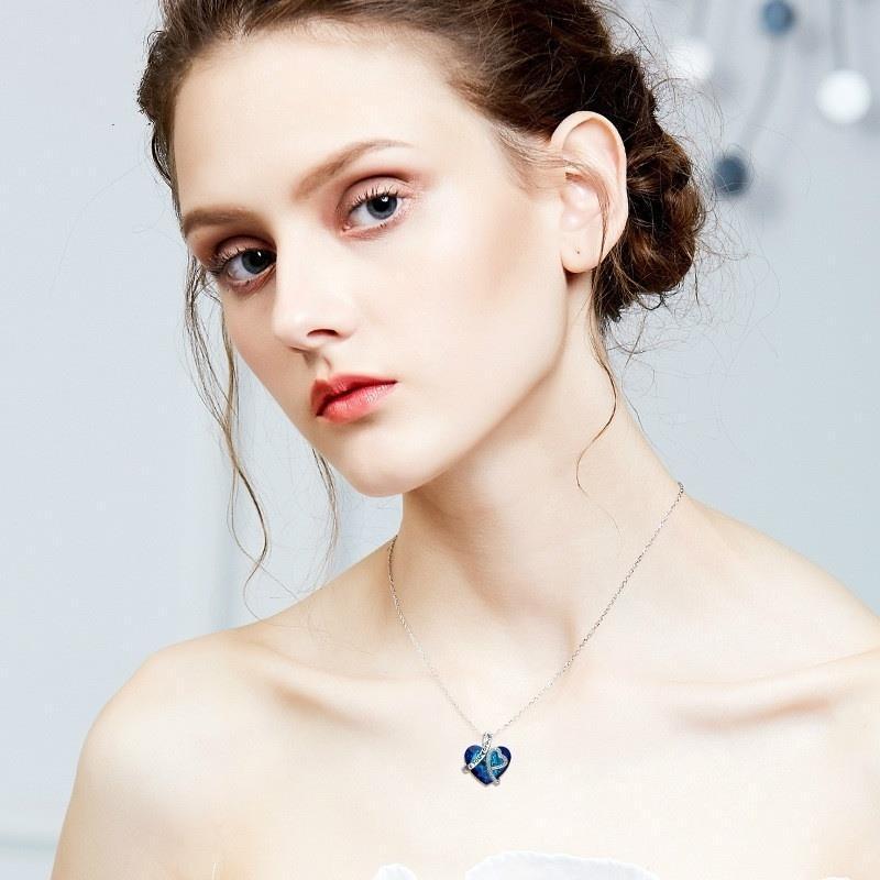 Gepersonaliseerde dames sieraden: kristallen ketting met 'I Love You Forever' inscriptie.