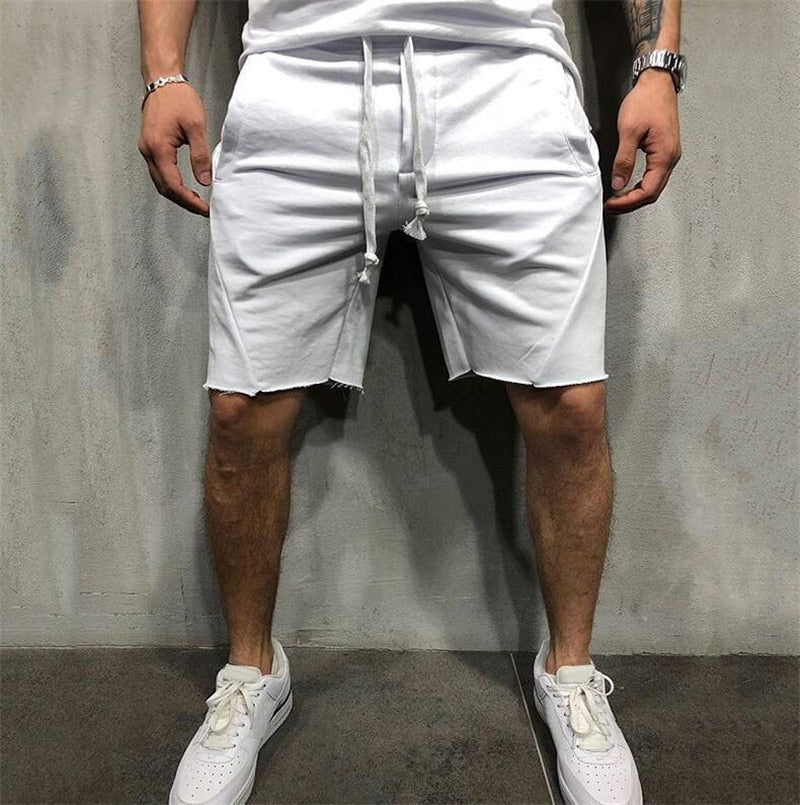 Close-up van het verstelbare trekkoord op de casual heren shorts. Benadrukt functionaliteit en stijl.