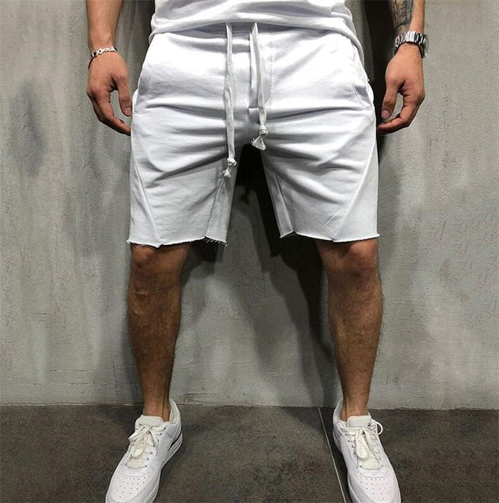 Close-up van het verstelbare trekkoord op de casual heren shorts. Benadrukt functionaliteit en stijl.