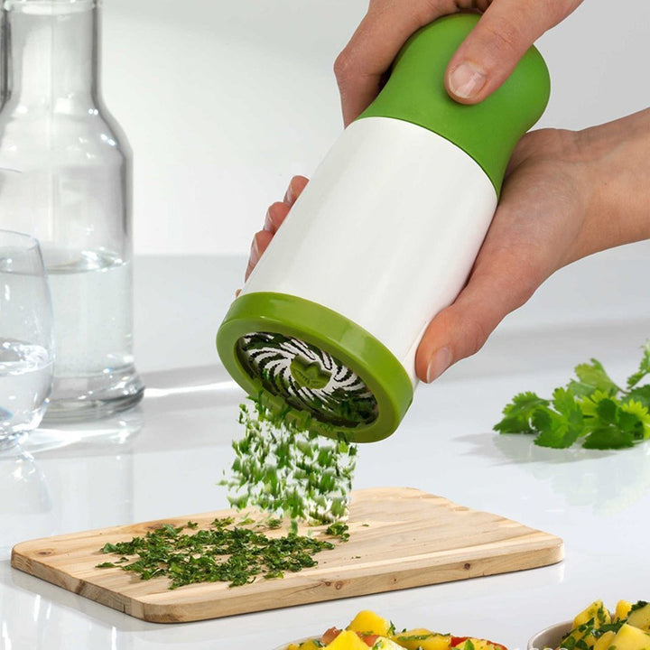 Zilveren kruidenmolen voor vers gemalen kruiden en specerijen. Essentiële keukenhulp voor koken en culinaire gerechten.