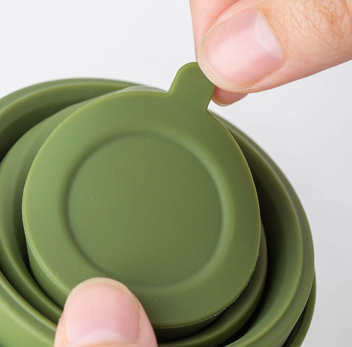 Opvouwbare siliconen reiscop, essentieel reisaccessoire voor kamperen en backpacken.