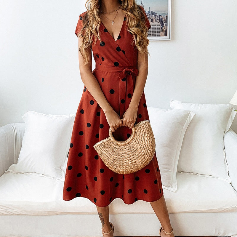 Modieuze dames jurk met stippen, veelzijdige zomerjurk. Elegante pasvorm voor zowel casual als chique damestyling.