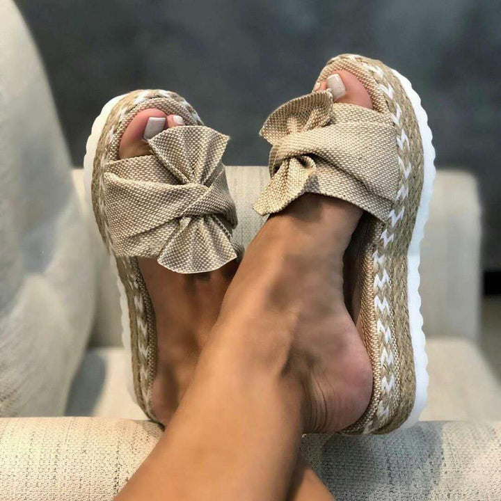 Grijze Sinda dames plateau sandalen. Moderne open zomerschoenen met comfortabel voetbed en lichtgewicht design.