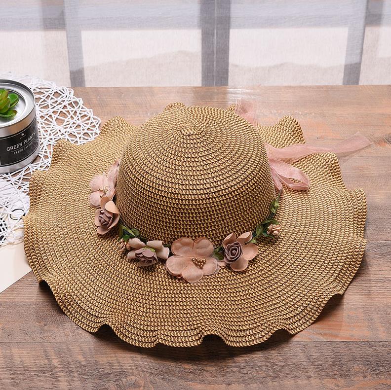 Witte dames zonnehoed met elegante bloemen. Deze SummerHat™ is een onmisbaar, chique zomeraccessoire voor dames.