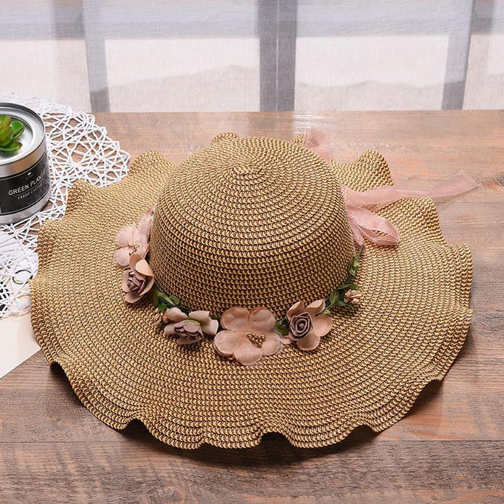 Witte dames zonnehoed met elegante bloemen. Deze SummerHat™ is een onmisbaar, chique zomeraccessoire voor dames.