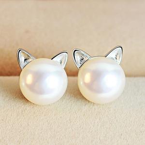 Speelse zilveren kattenoorbellen met glanzende natuurlijke parels, elegant sieraad voor dames en dierenliefhebbers.