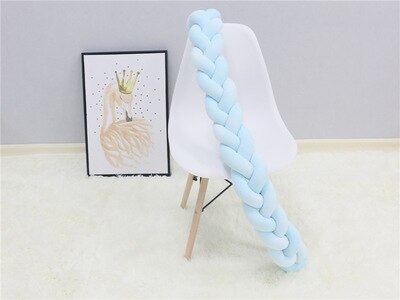 Ideaal kraamcadeau: het Greta gevlochten babykussen, stijlvol en essentieel voor de newborn kinderkamer.