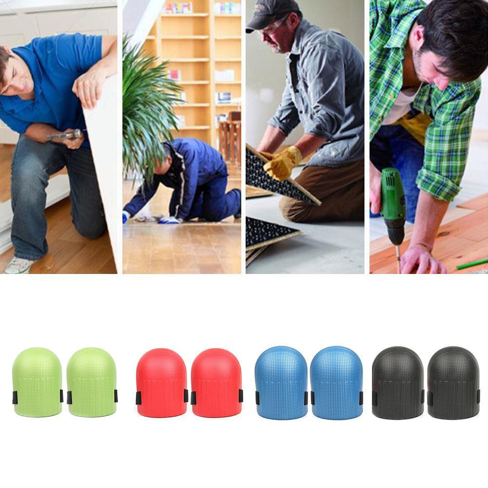 Een tuinier knielt comfortabel in de tuin dankzij de beschermende en ergonomische knie pads.