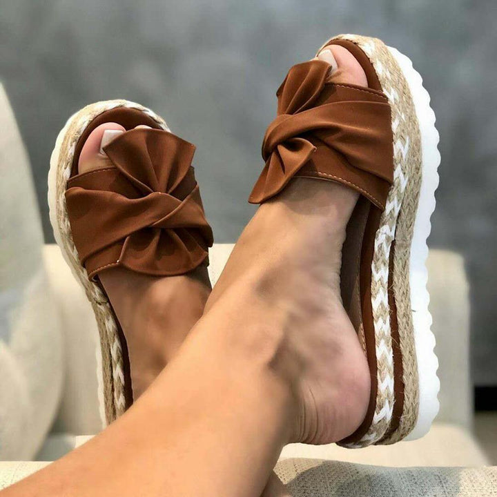 Dames plateau sandalen met knoop gedragen, comfortabel en modieus voor zomeroutfits.