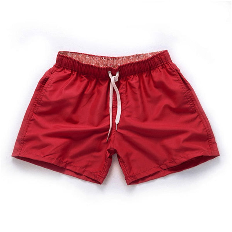 Korte heren zwemshort, modern en opvallend, voor een sportieve look op het strand.