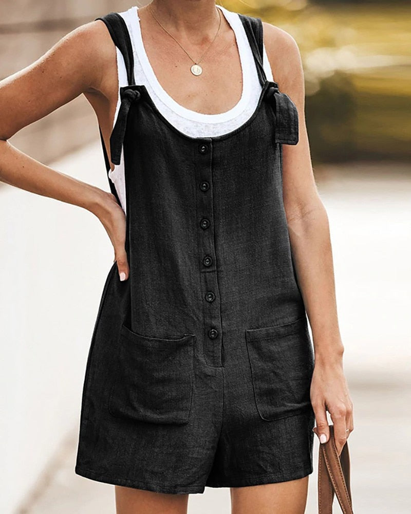 Modieuze effen korte jumpsuit voor dames, met knoopjesdetail. Perfecte, comfortabele zomeroutfit voor elke dag.