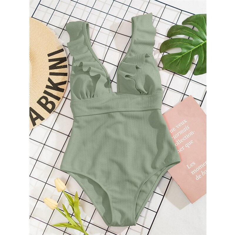 Speels boho dames badpak met v-hals en ruches. Comfortabele, trendy zwemkleding voor jonge vrouwen deze zomer.