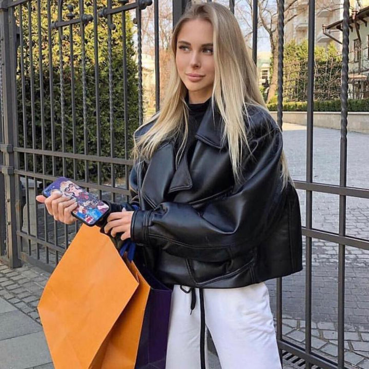 Stijlvol en trendy dames bomberjack, een comfortabele leren jas perfect voor de voorjaars- en najaarsmode.
