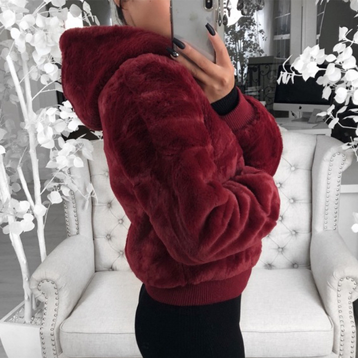 Warm damesvest met capuchon, perfect voor winter, zacht imitatiebont en modieus.
