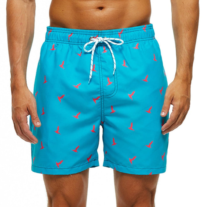 Relaxte man op het strand met modieuze zwemshort met opvallende prints. Klaar voor een zomervakantie vol plezier.