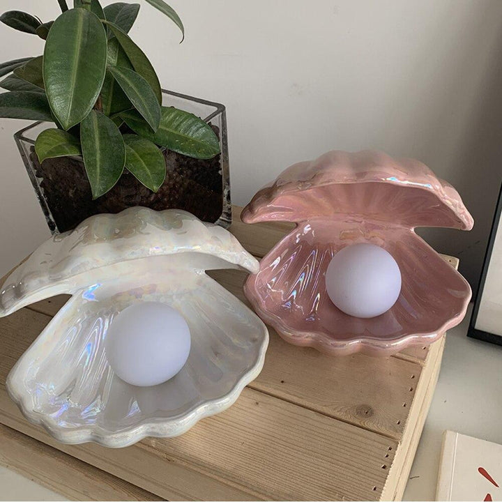 Romantische schelpenlamp met glimmende parel, creëert een dromerige sfeer voor elke kamer.