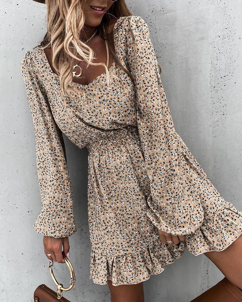 Elegante dames minijurk met bloemenprint, vierkante kraag en pofmouwen. Perfect voor kantoor of casual.