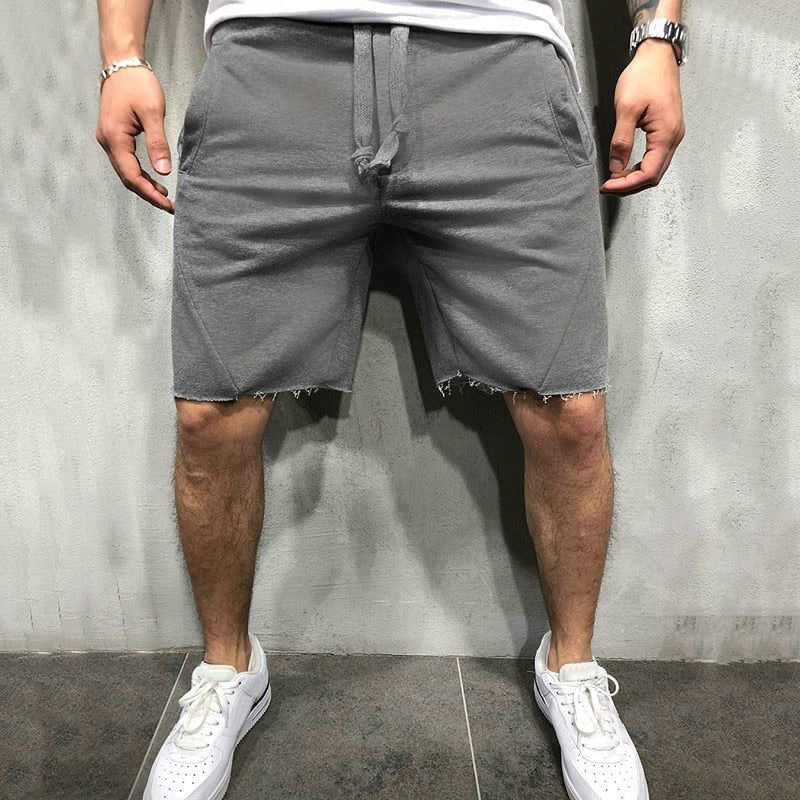 Man draagt casual heren shorts met trekkoord. Toont comfort, stijl en bewegingsvrijheid.