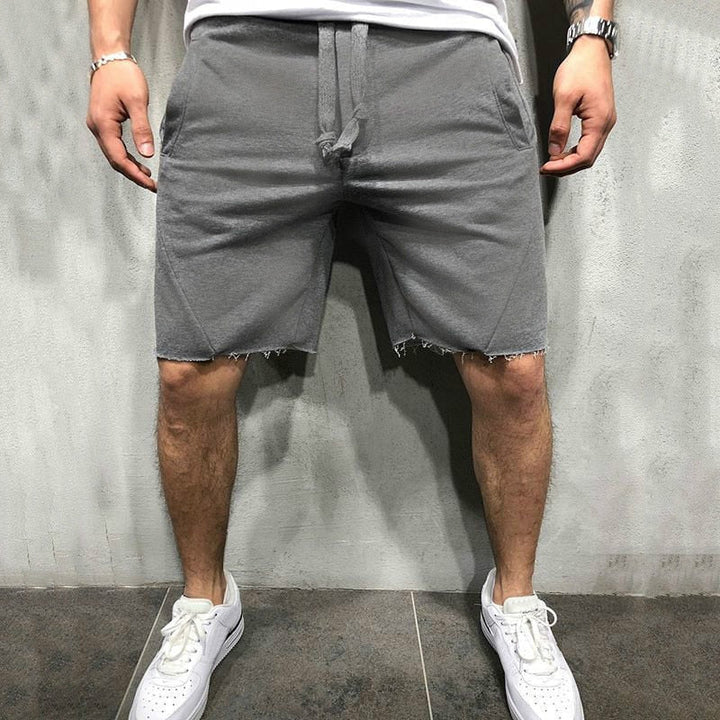 Man draagt casual heren shorts met trekkoord. Toont comfort, stijl en bewegingsvrijheid.