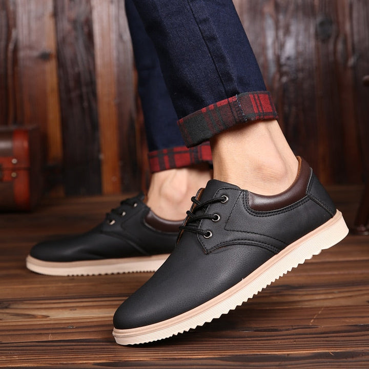 Moderne casual herenschoenen in blauw, combineert comfort met een trendy, veelzijdige stijl.