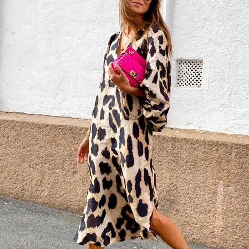 Elegante damesjurk met klassieke luipaardprint, V-hals en 3/4 mouwen. Perfect als feestjurk of casual chic.
