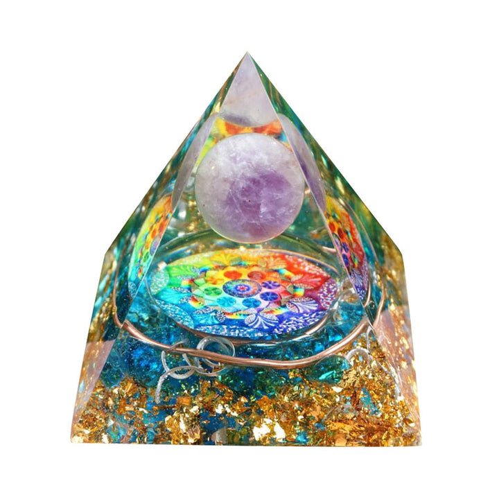 Energie piramide van amethist voor positieve vibraties en huisdecoratie, bevordert rust en balans.