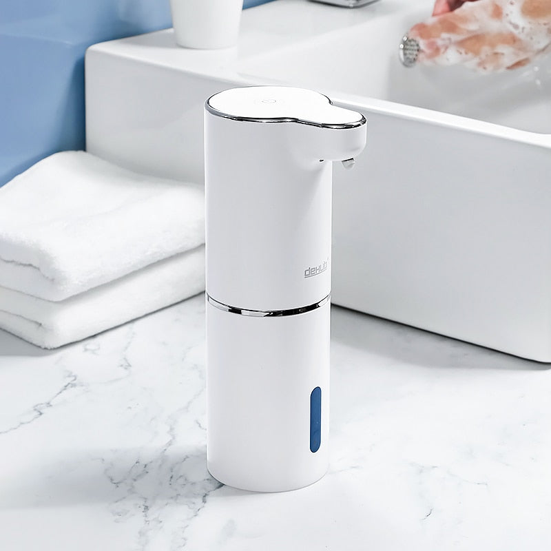 Moderne oplaadbare automatische zeepdispenser met sensor voor contactloos schuim, ideaal voor de keuken.