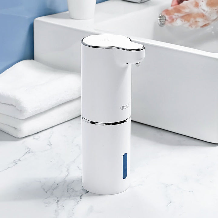 Moderne oplaadbare automatische zeepdispenser met sensor voor contactloos schuim, ideaal voor de keuken.