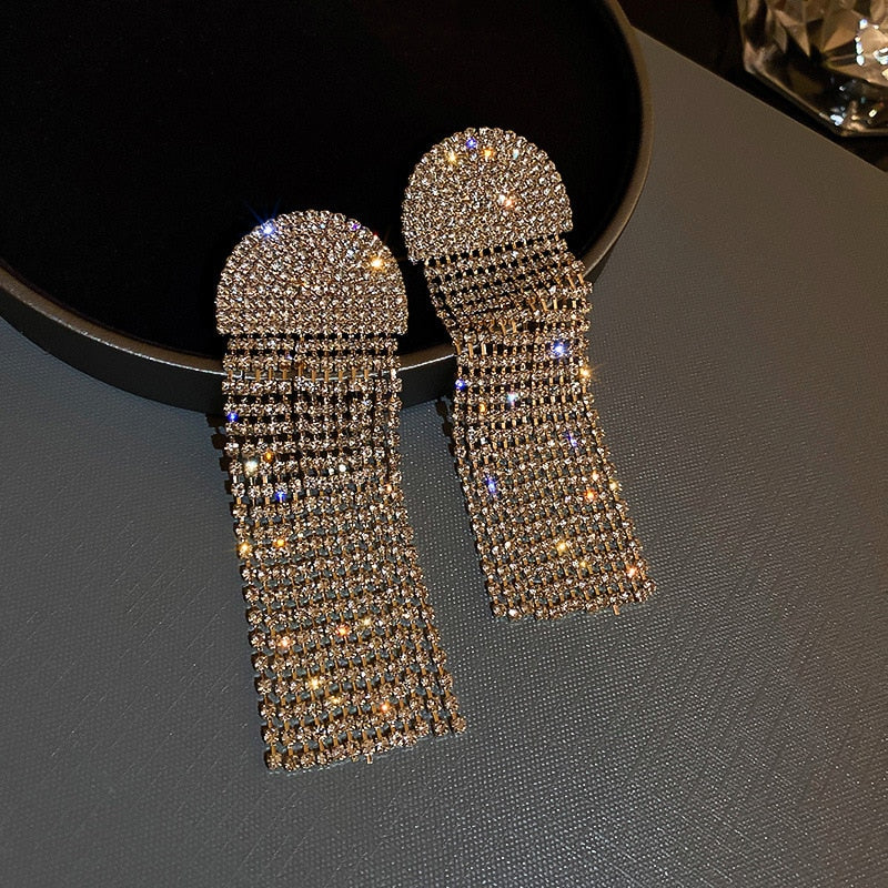 Stijlvolle zilverkleurige statement oorbellen, een must-have accessoire voor dames.