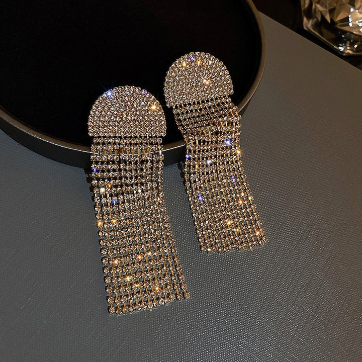 Stijlvolle zilverkleurige statement oorbellen, een must-have accessoire voor dames.