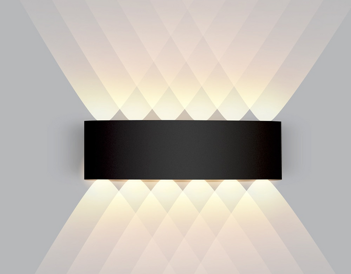 Witte moderne LED wandlamp als binnenverlichting. Elegante toevoeging voor een licht en fris interieur.