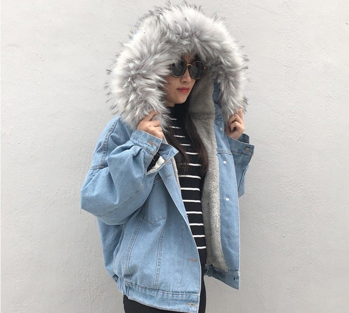 Trendy dames winterjas met contrasterende roze voering en stoere grijze denim buitenkant. Een modieuze must-have.