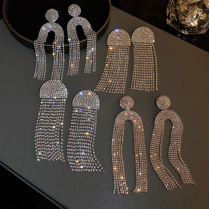 Goudkleurige statement oorbellen voor dames, stijlvol accessoire voor een complete look.