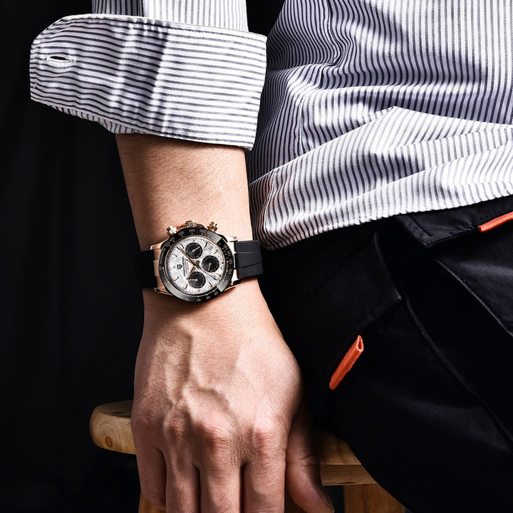 Gedetailleerde weergave van de RVS band van het luxe herenhorloge, toont de stevige schakels en sluiting.