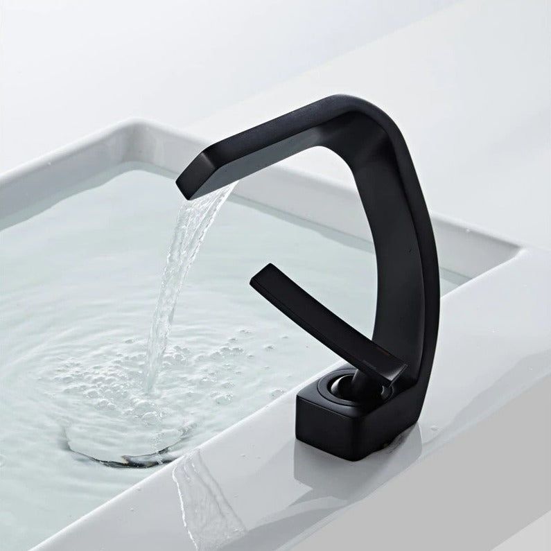 SleekFlow gebogen keukenkraan in chique zwart, met elegant en functioneel design.