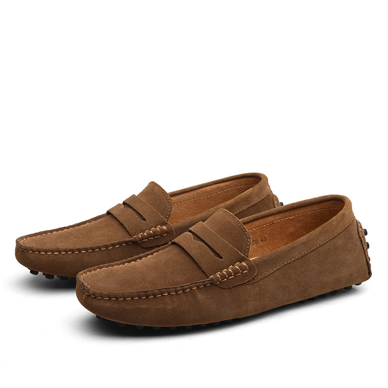 Detailopname van de fijne stiksels op deze stijlvolle Italiaanse heren loafers.