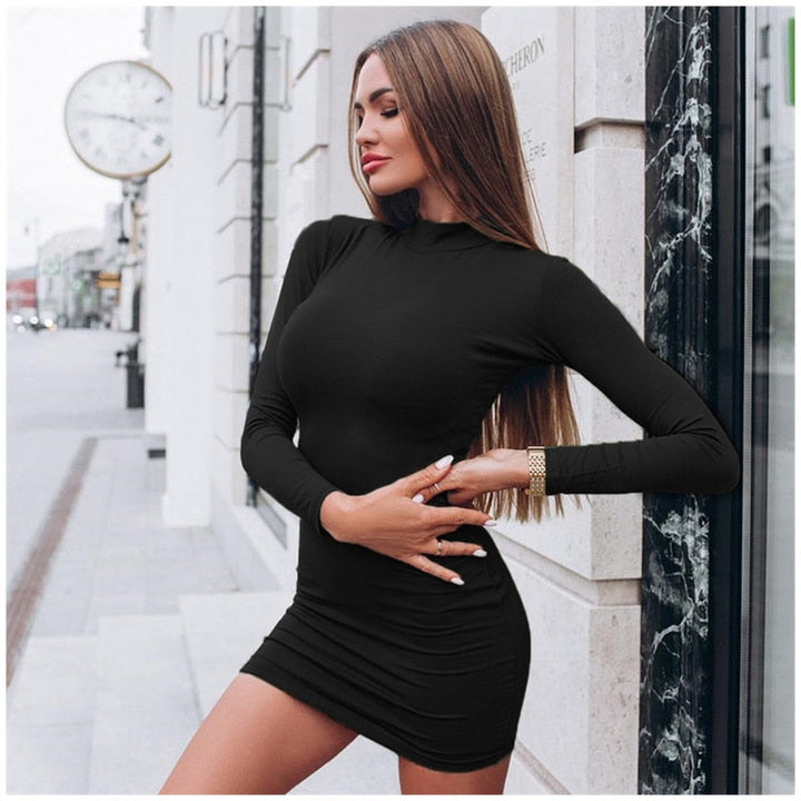 Stijlvolle zwarte damesjurk Bonita, een veelzijdige korte jurk die elegantie combineert met comfort.