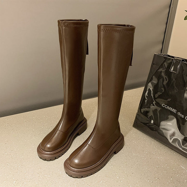 Elegante zwarte dames kniehoge winterlaarzen, gevoerd voor warmte en stijlvol comfort tijdens koude dagen.