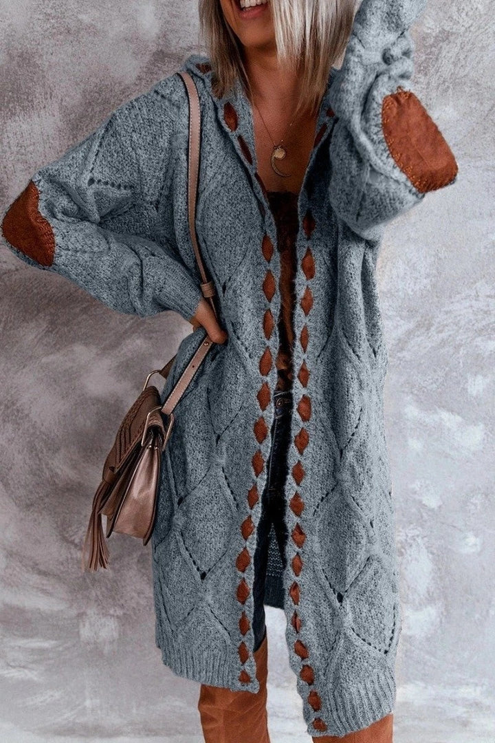 Comfortabel zwart lang vest met capuchon voor dames, warm en stijlvol in elk seizoen.
