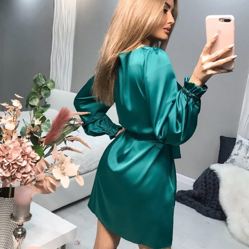 Luxe dames avondjurk, gedetailleerd en elegant, ideaal als cocktail- of galajurk voor een chique look.