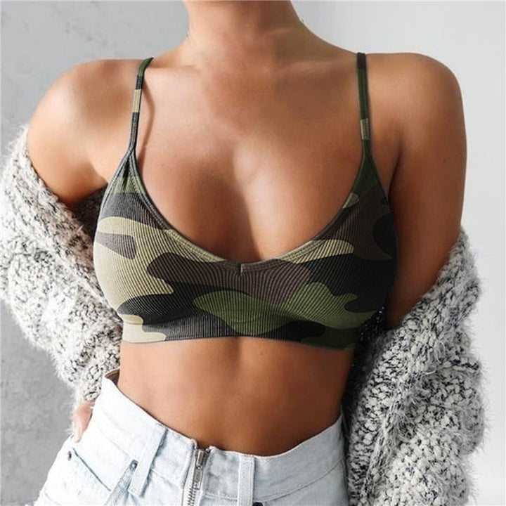 Stoere dames camouflage crop top, slim fit, ideaal voor zomerse casual outfits. Beschikbaar in groen, roze, blauw.