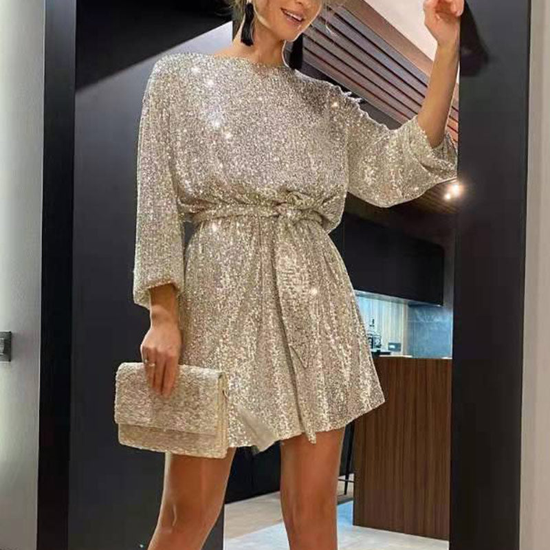 Chique korte dames glitterjurk in zwart met ceintuur, sprankelende feestkleding.