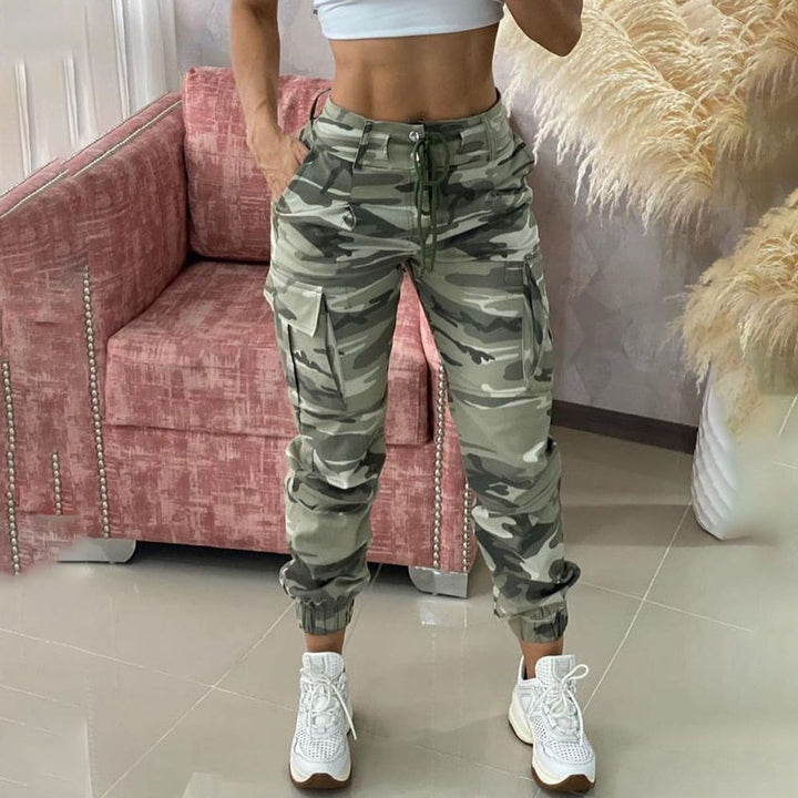 Comfortabele dames camouflage cargo broek met ruime zakken, ideaal voor een stoere, tijdloze fashion outfit.