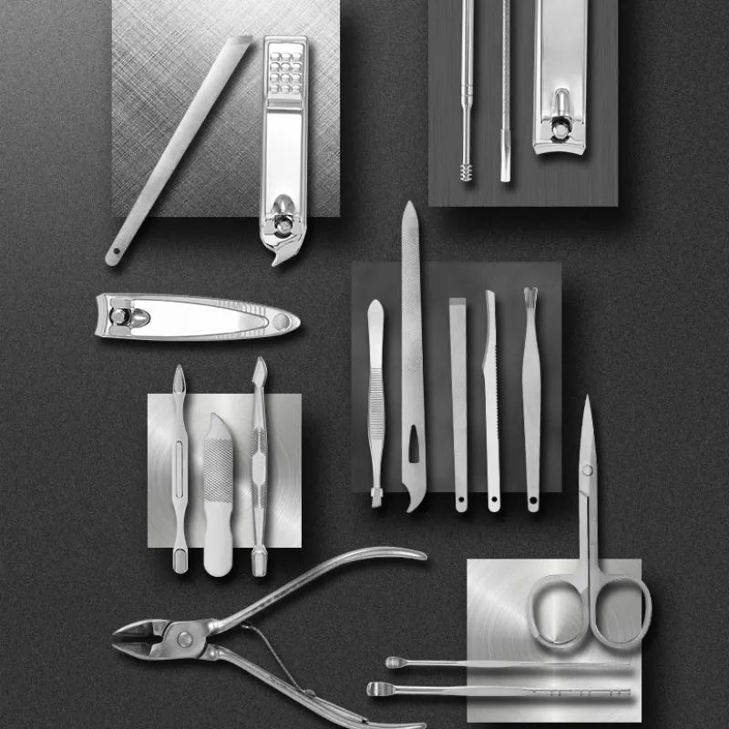 Close-up van roestvrijstalen nagelknipper & cuticle pusher uit 19-delige professionele nagelverzorgingsset.