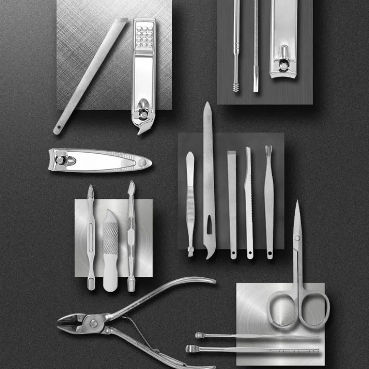 Close-up van roestvrijstalen nagelknipper & cuticle pusher uit 19-delige professionele nagelverzorgingsset.