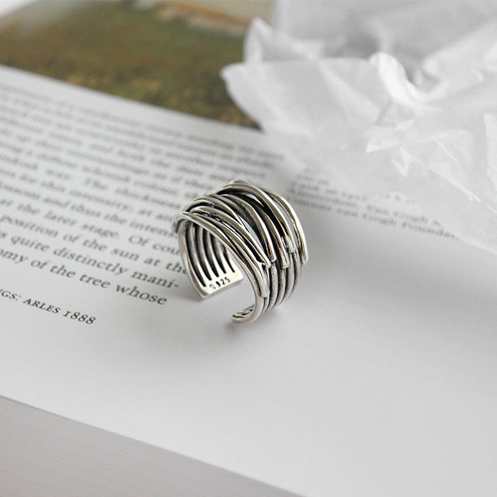 Stijlvolle zilveren laagjesring voor dames, verstelbaar en gemaakt van duurzaam 925 zilver. Een modern en veelzijdig sieraad.