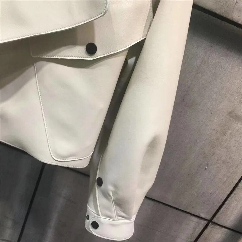 Warme herfstjas voor dames in klassieke retrostijl, elegant en praktisch.