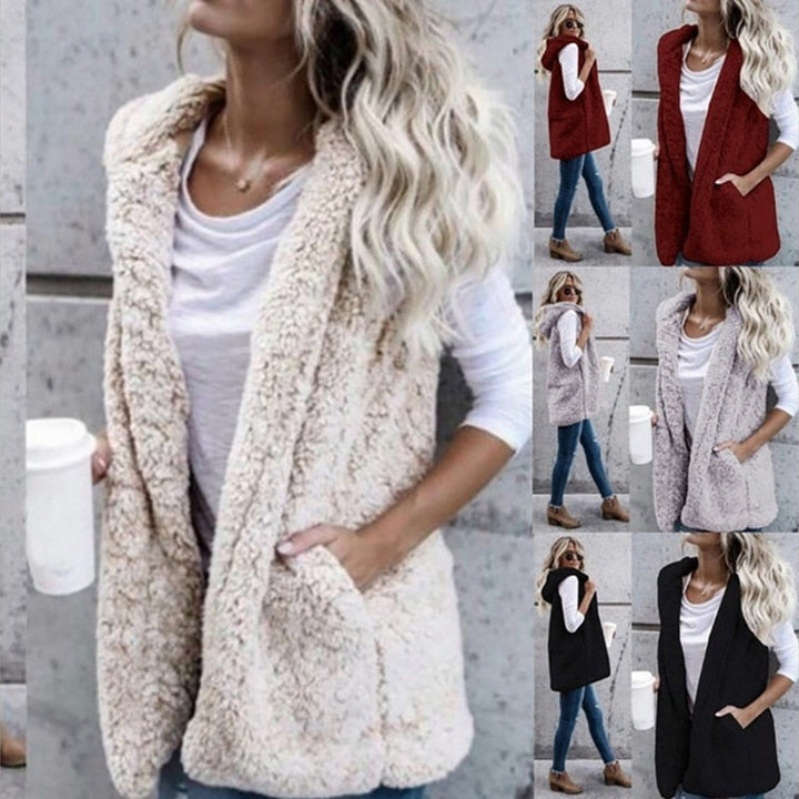 Dames pluche mouwloze vest met capuchon, ideaal voor warmte en comfort in de winter.